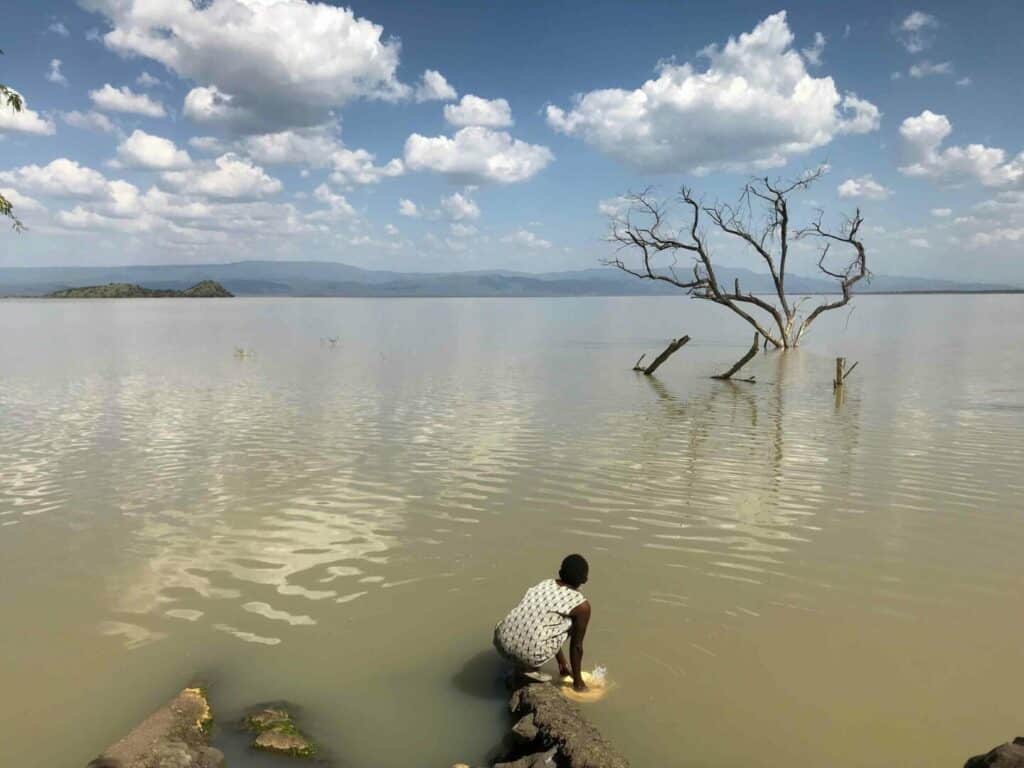 C06-Woman-fetching-water-at-flooded-Lake-Baringo
